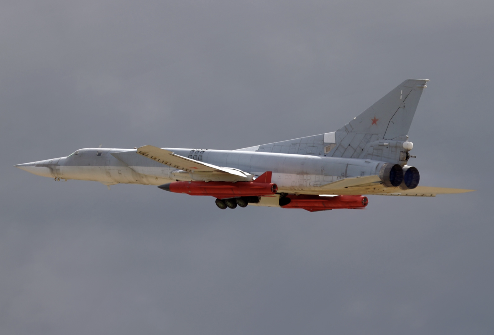 Ту-22м3 ракеты. Ту-22м3 с ракетой х-22. Самолет ту-22м3м. Ту22м3 вооружение.