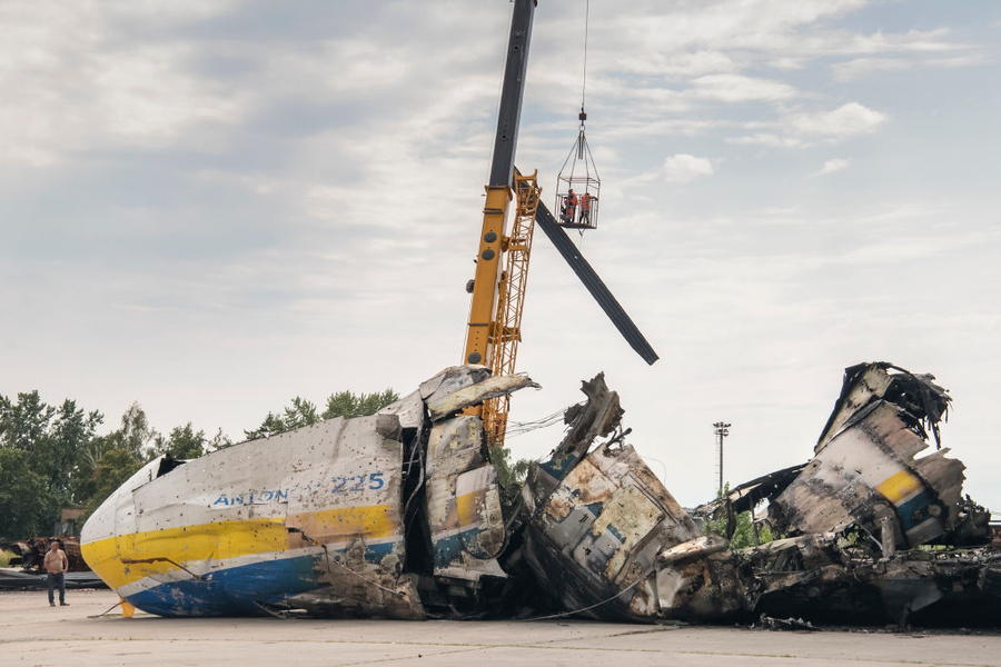 Разрушенный самолёт "Мрия". Фото © Getty Images / Maxym Marusenko / NurPhoto