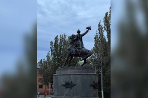 В Одессе вандалы набросили петлю на памятник Суворову