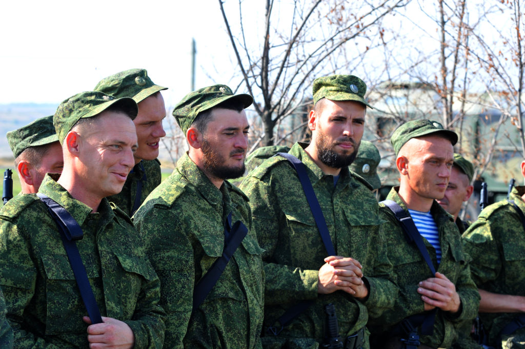 Мобилизованные и военнослужащие россияне начали получать выплаты в 195 тысяч рублей