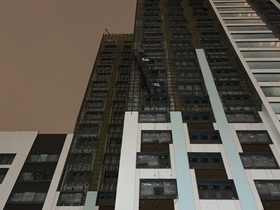 Кадры с места происшествия, где с высоты 20-го этажа выпали строители. Обложка © Telegram / Прокуратура Московской области
