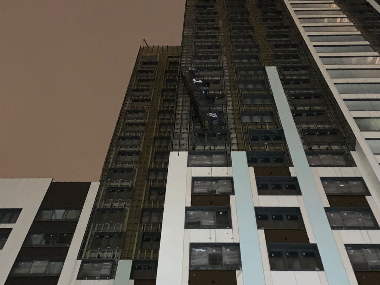 В Подмосковье двое строителей выжили, выпав из люльки с высоты 20-го этажа