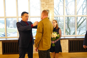 Раненный во время СВО доброволец из Подмосковья получил медаль "За отвагу"