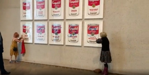 Экоактивисты испачкали работу Энди Уорхола "Банки с супом Кэмпбелл" в галерее Канберры