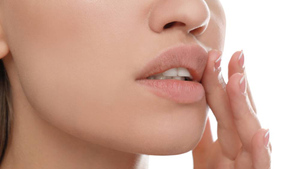 Терапевт объяснила, о каких проблемах сигнализируют бледные губы