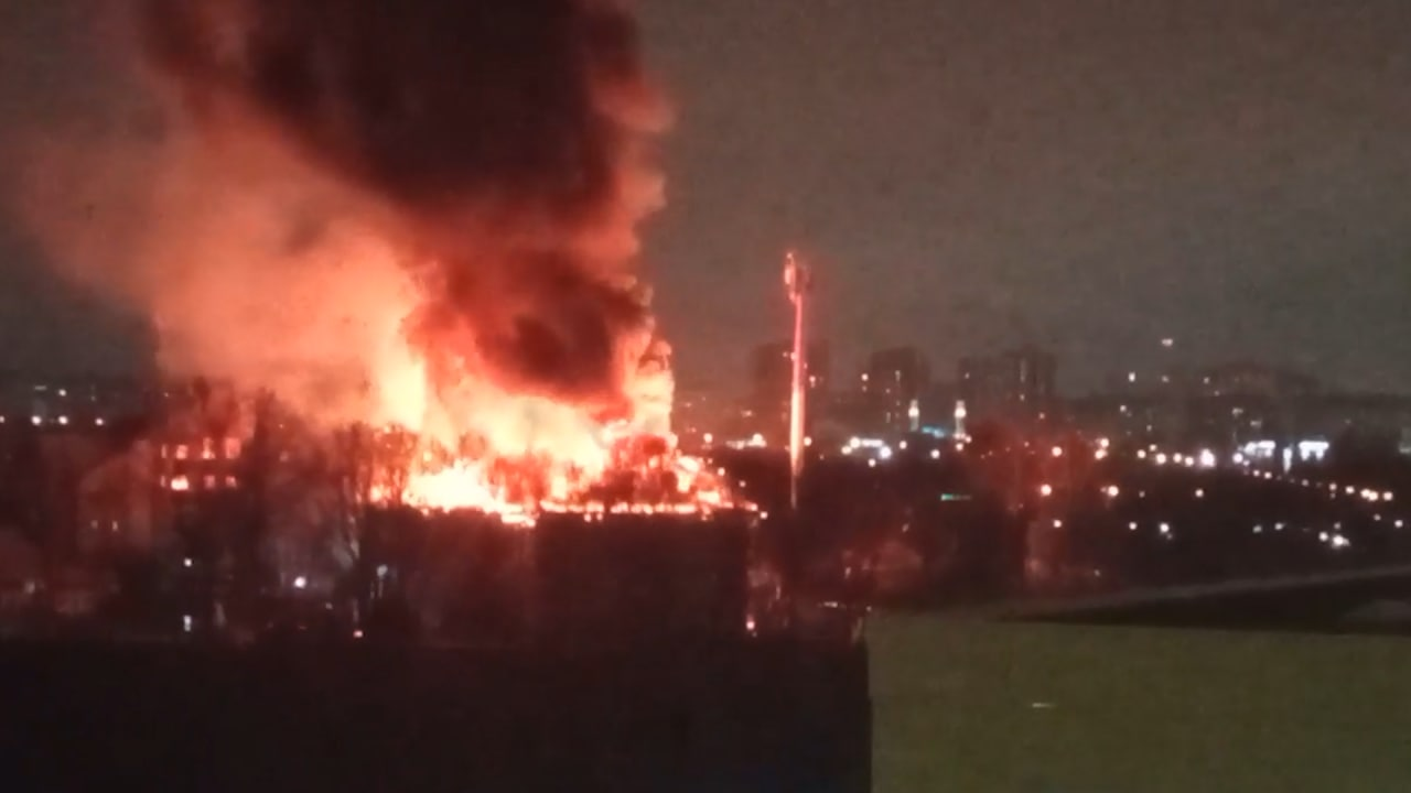 В Казани вспыхнувший на чердаке ресторана пожар за полтора часа охватил всю крышу