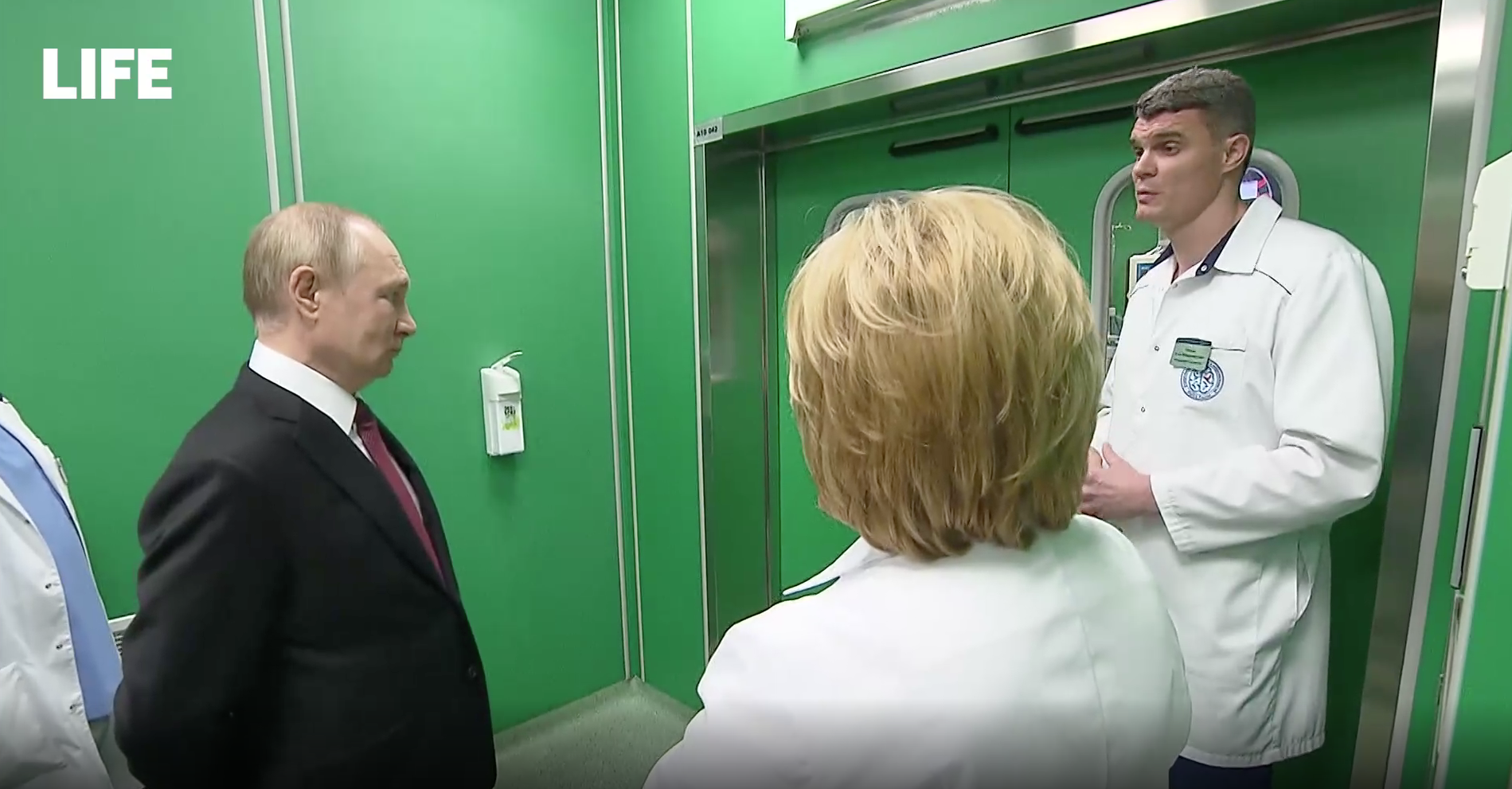 Путин перекрестил пациентку, которой в его присутствии сделали уникальную операцию на мозге