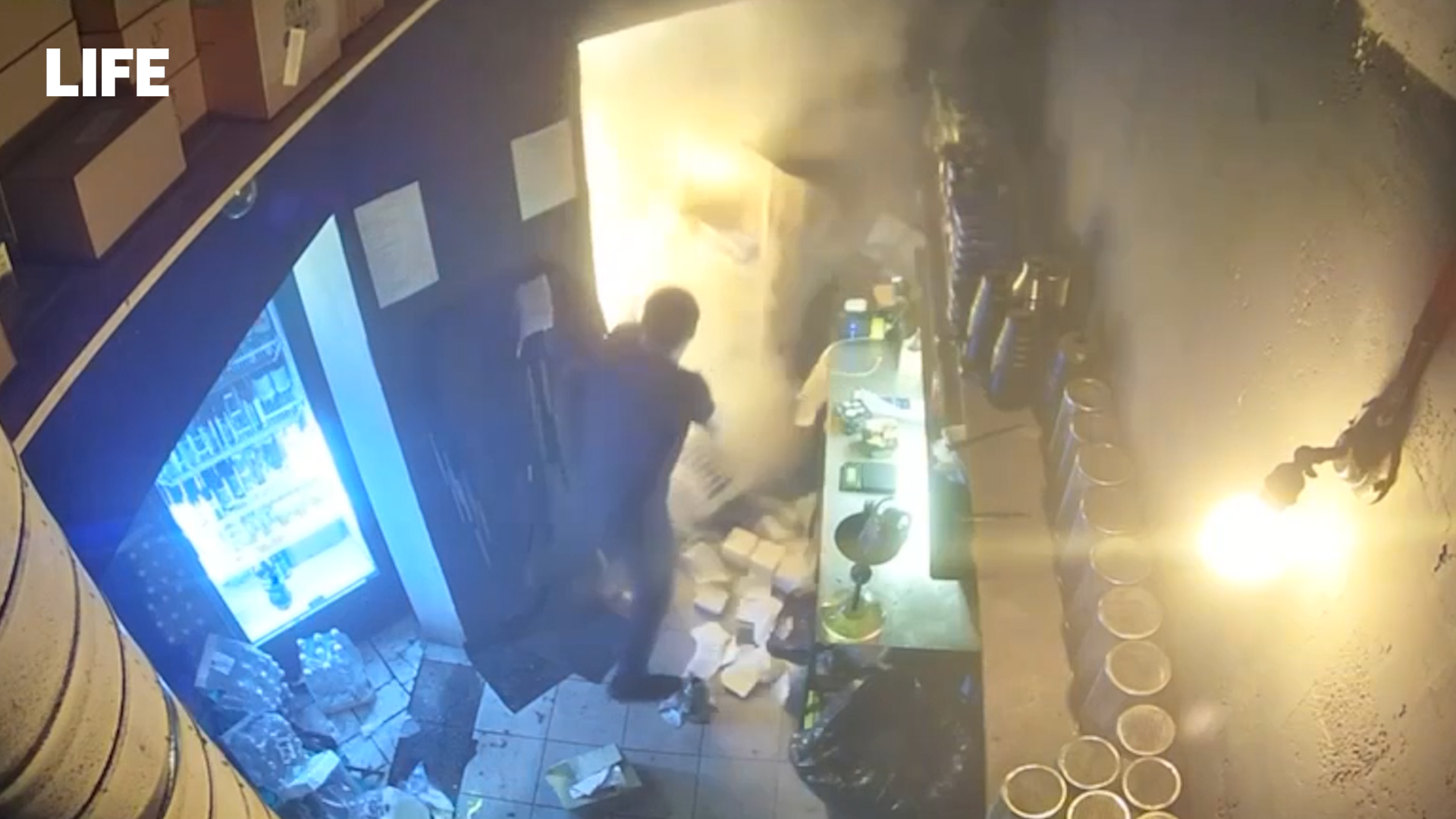 Лайф публикует видео взрыва в петербургском караоке