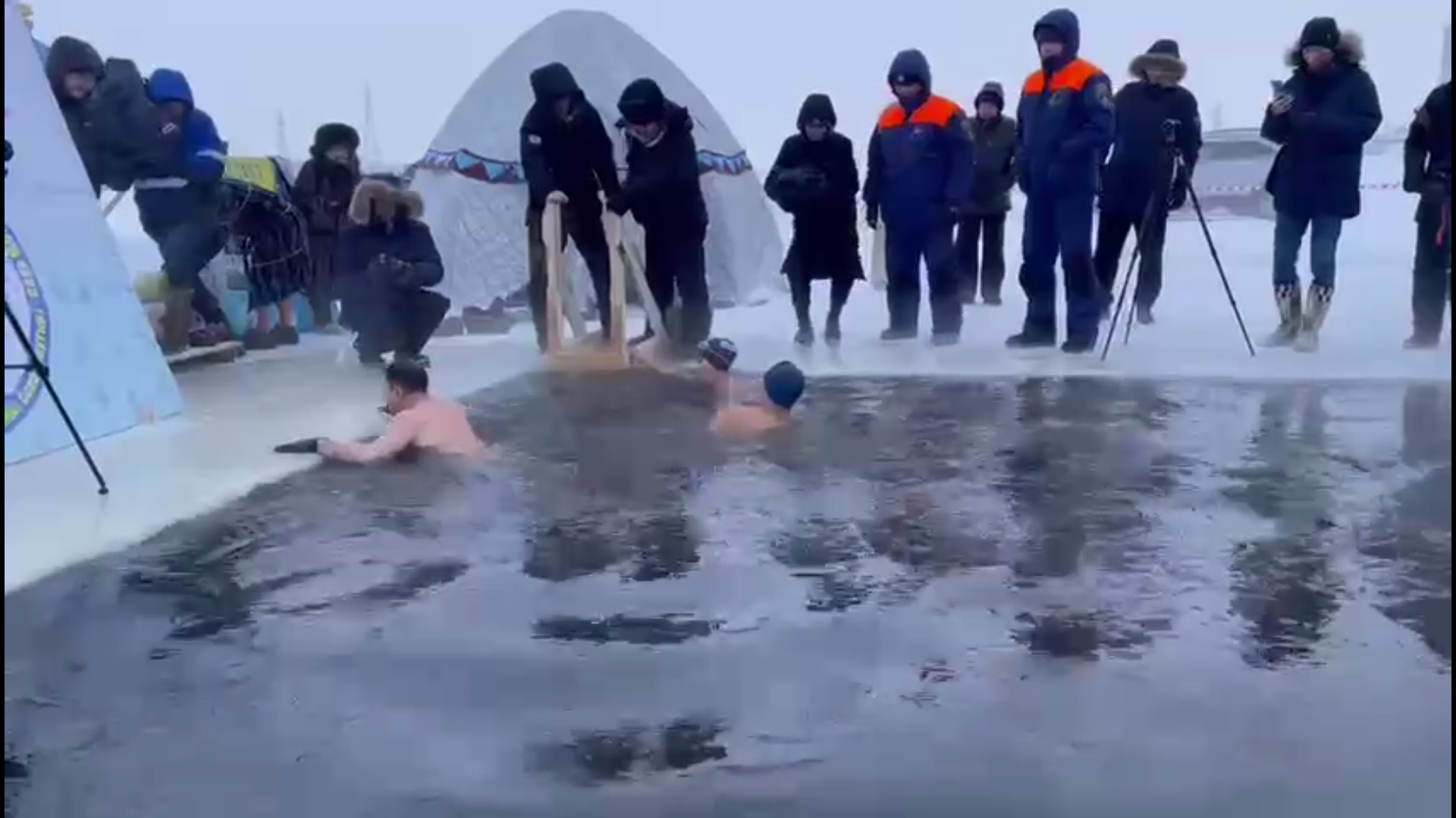 Якутские моржи устроили заплыв на Лене при 30-градусном морозе