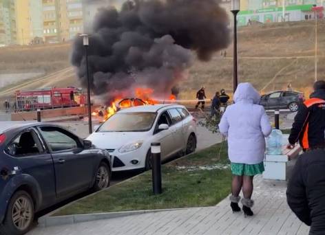 Четыре автомобиля сгорели на парковке в Волгограде, погиб ребёнок