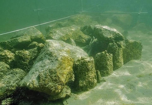 Археологи утверждают, что группе таинственных искусственных камней, погружённых под поверхность европейского озера, 5000 лет. Фото © CEN / Thurgau Archaeology Office