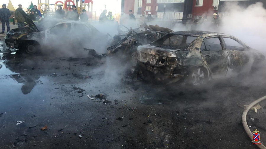 Волгоградская парковка, на которой сгорели автомобили. Фото © ГУ МВД по Волгоградской области