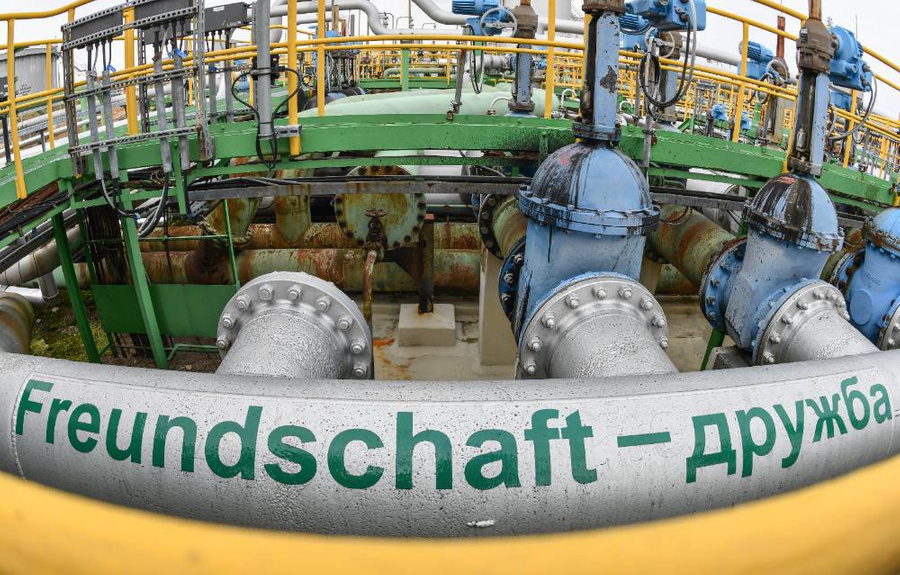 Вид на нефтепровод "Дружба" на нефтеперерабатывающем заводе "Роснефть". Шведт, Германия. Фото © ТАСС / DPA / Patrick Pleul