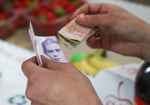 Медведев пообещал помощь россиянам с обменом накоплений в гривнах на рубли
