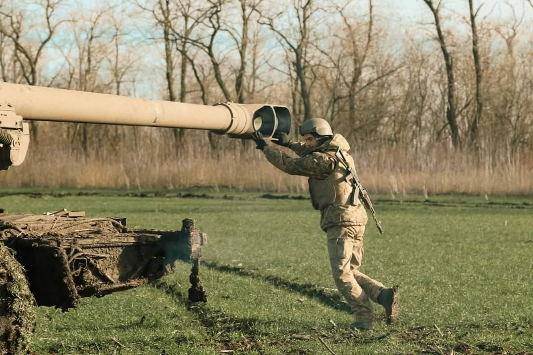 Украинские командиры наказывают солдат рытьём окопов на передовой