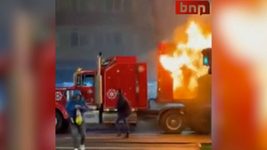 Охваченный огнём рождественский грузовик Coca-Cola проехал по центру Бухареста