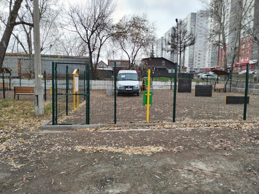 В Красноярске площадку для выгула собак построили вокруг припаркованной "газели". Обложка © VK / "Город Красноярск"
