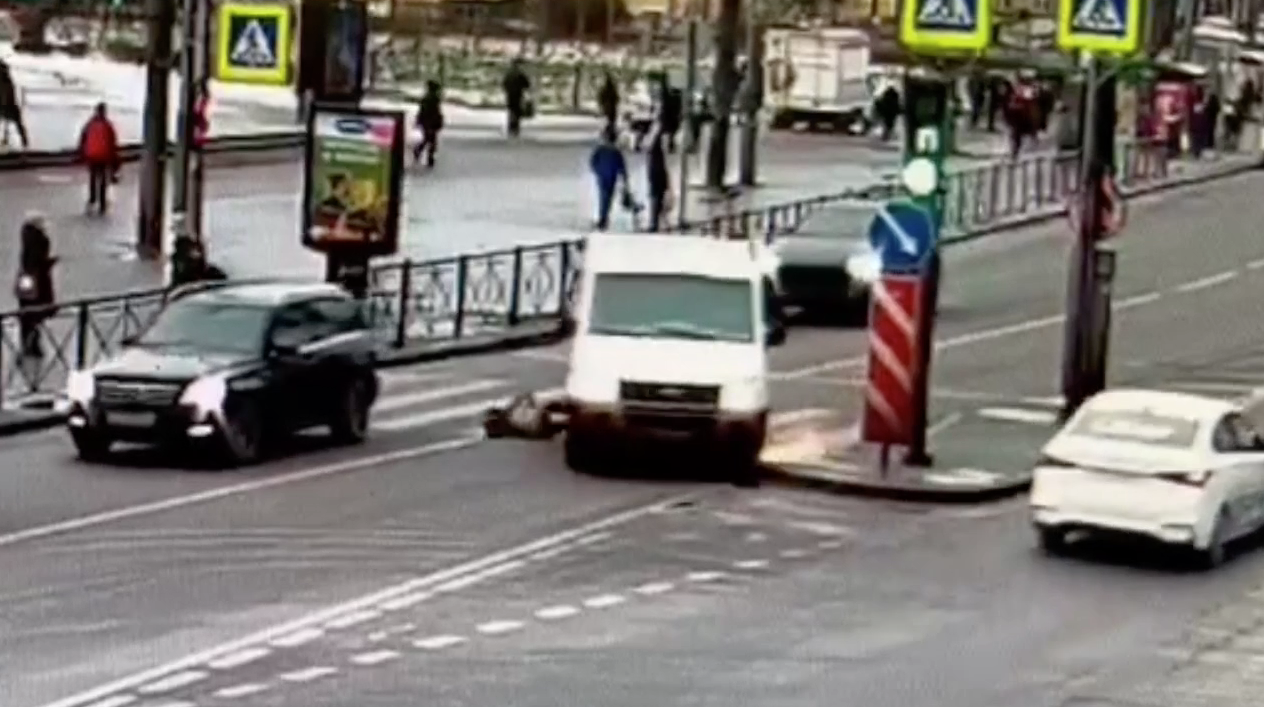 Появилось жёсткое видео наезда фургона на 12-летнего мальчика на переходе в Петербурге
