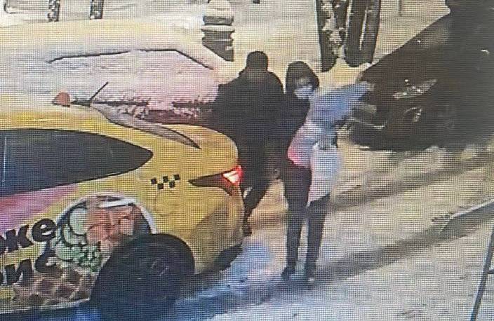 Приехала на такси: Обнародовано фото матери-кукушки, бросившей ребёнка в подъезде