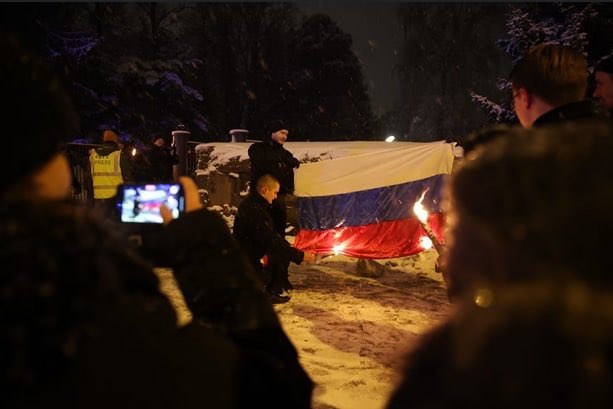 В Хельсинки сожгли флаг РФ. Фото © Twitter / Flash_news_ua