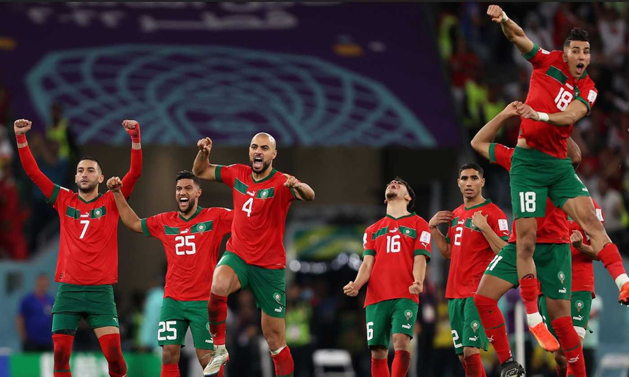 Сборная Марокко празднует победу над Португалией в матче 1/4 финала ЧМ-2022. Обложка © Twitter / Mauro Berruto