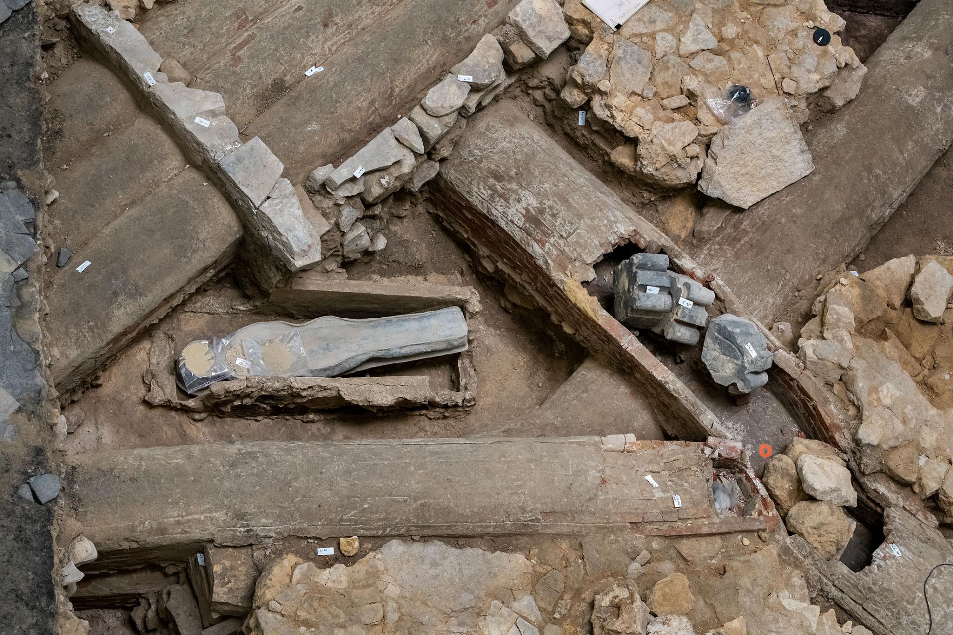 Один из саркофагов, который был обнаружен под Нотр-Дам-де-Пари. Фото © Inrap / Denis Gliksman