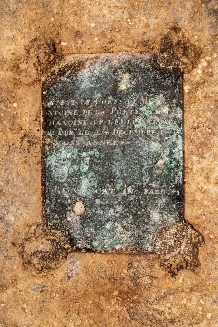 Табличка, которая была прикреплена к саркофагу с каноником. Фото © Inrap / Denis Gliksman