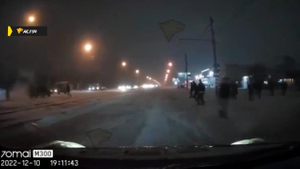 В Новосибирске толпа с битами гналась за автомобилем, уезжавшим от неё по трамвайным путям