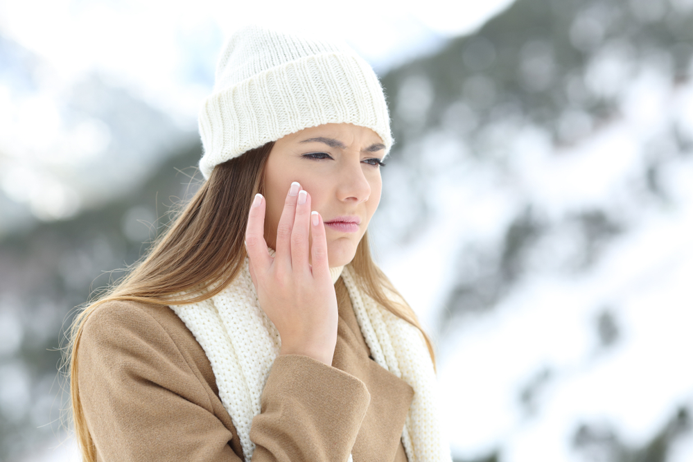 Почему зимой кожа обветривается и как это предотвратить: Советы дерматолога