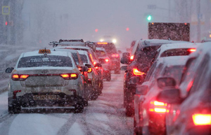В Москве и области объявили жёлтый уровень погодной опасности из-за снега и гололедицы