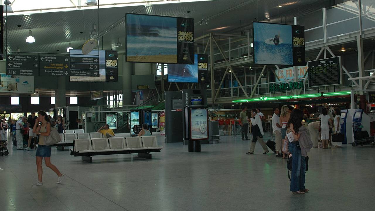 В Франции пассажир под наркотиками напал с ножом на полицейских в аэропорту