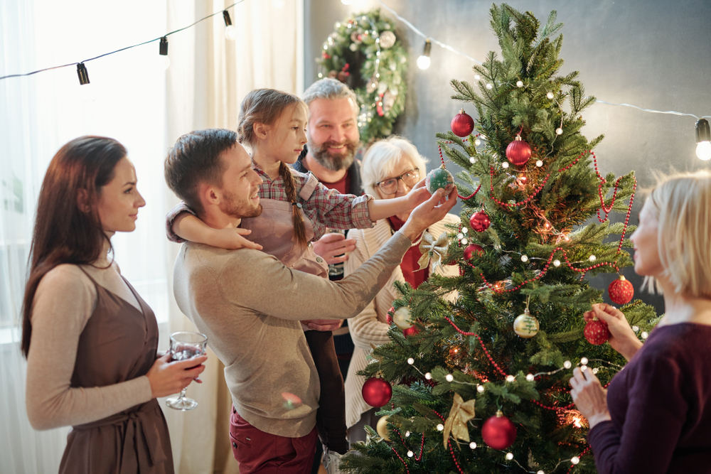 Подборка лучших подарков для родителей на Новый год – 2023 — в материале Лайфа. Обложка © Shutterstock