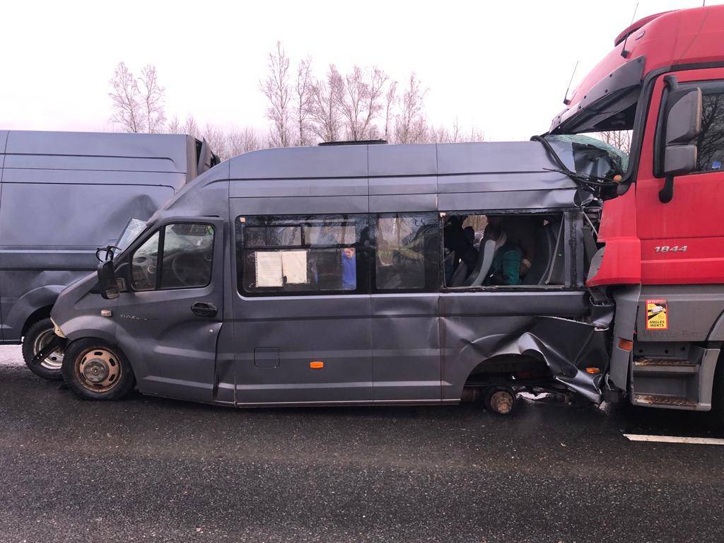 Два человека погибли и восемь пострадали в ДТП с микроавтобусом под Смоленском