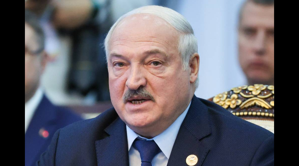 Лукашенко призвал "помахать рукой и перекреститься" вслед ушедшим компаниям