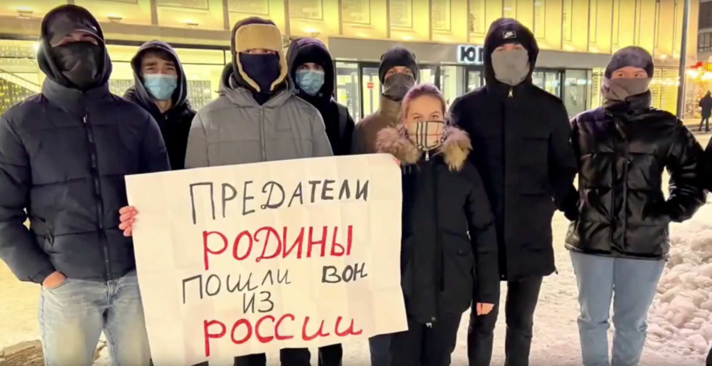 Нижегородцы пикетируют КЗ "Юпитер" в день показа спектакля "Мой внук Вениамин". Фото © VK / Мой Нижний Новгород