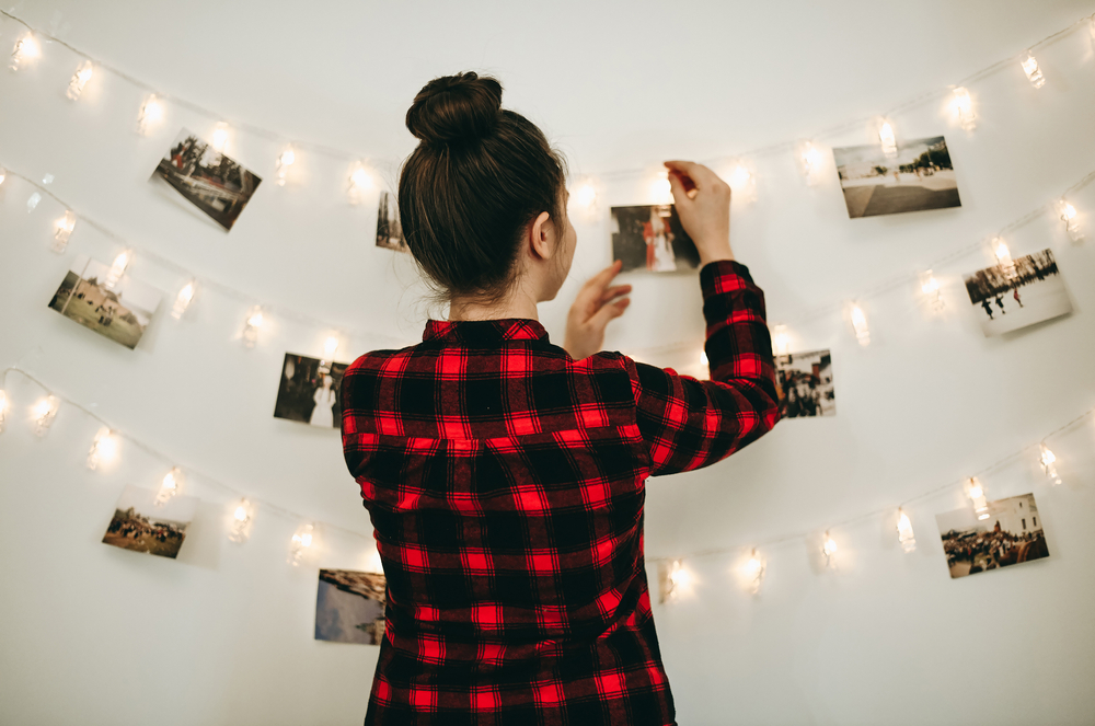 Гирлянда с прищепками для фотографий — отличная альтернатива старомодным рамкам. Фото © Shutterstock