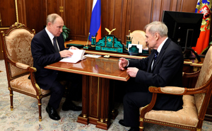 Путину подарили "кирпич" из Конституционного суда