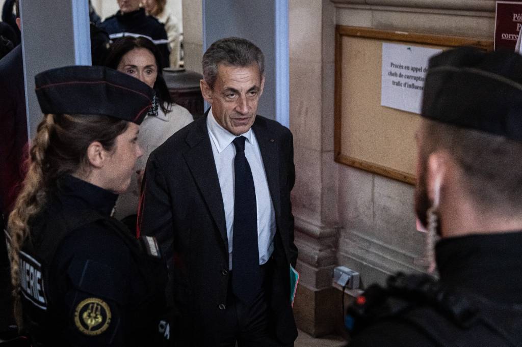 Генпрокуратура Франции требует для экс-президента Саркози три года условно
