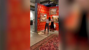 В Петербурге активистки облили кремом от прыщей картину на выставке "Найти Бэнкси"