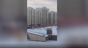 В Башкирии дети устроили экстремальный заезд на тюбингах с крыши подземной парковки