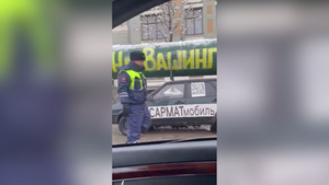 Московские гаишники остановили "сарматмобиль" напротив Посольства США