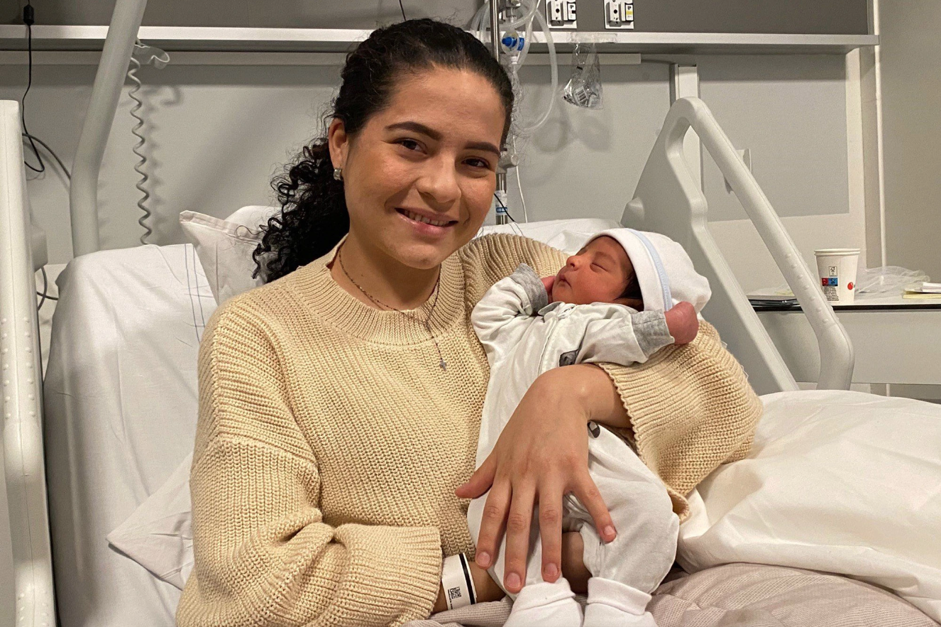 Не знавшая о своей беременности девушка родила в полёте между Эквадором и Амстердамом