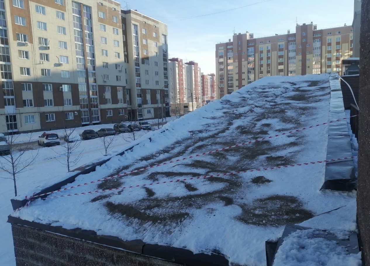 В Стерлитамаке посыпали песком крышу парковки, чтобы не допустить детских игр на ней. Фото © VK / Новости Уфы и Республики Башкортостан