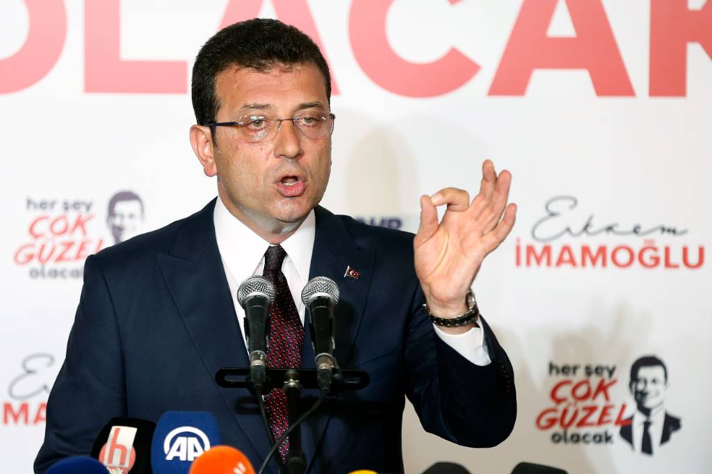 Мэра Стамбула приговорили почти к трёх годам тюрьмы