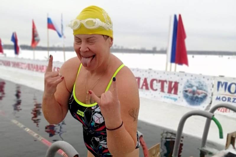 Участница чемпионата по зимнему плаванию в Екатеринбурге. Обложка © ЕАН 