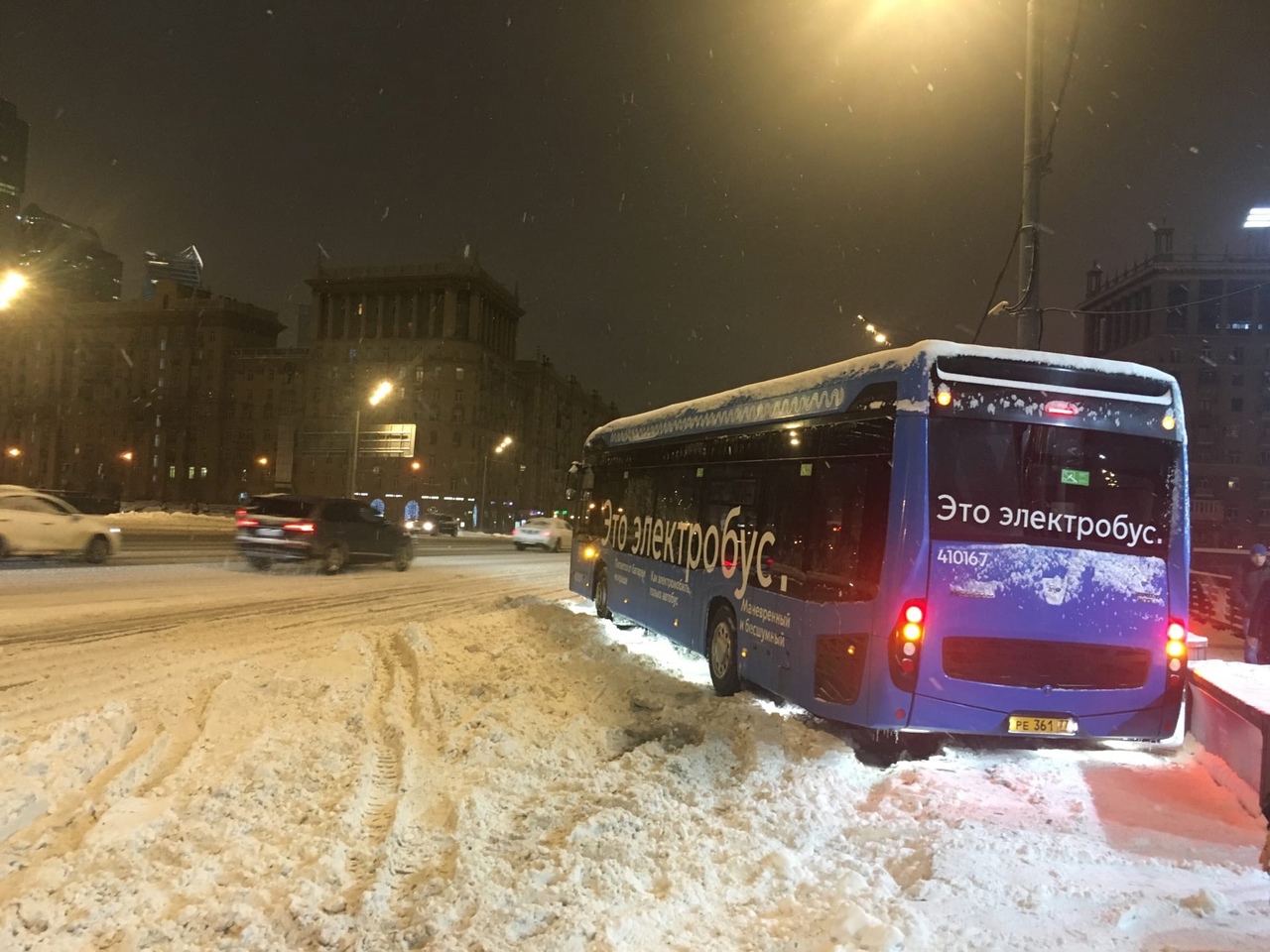 Выпавший в столице снег мешает движению транспорта. Фото © VK / Татьяна Дубровина