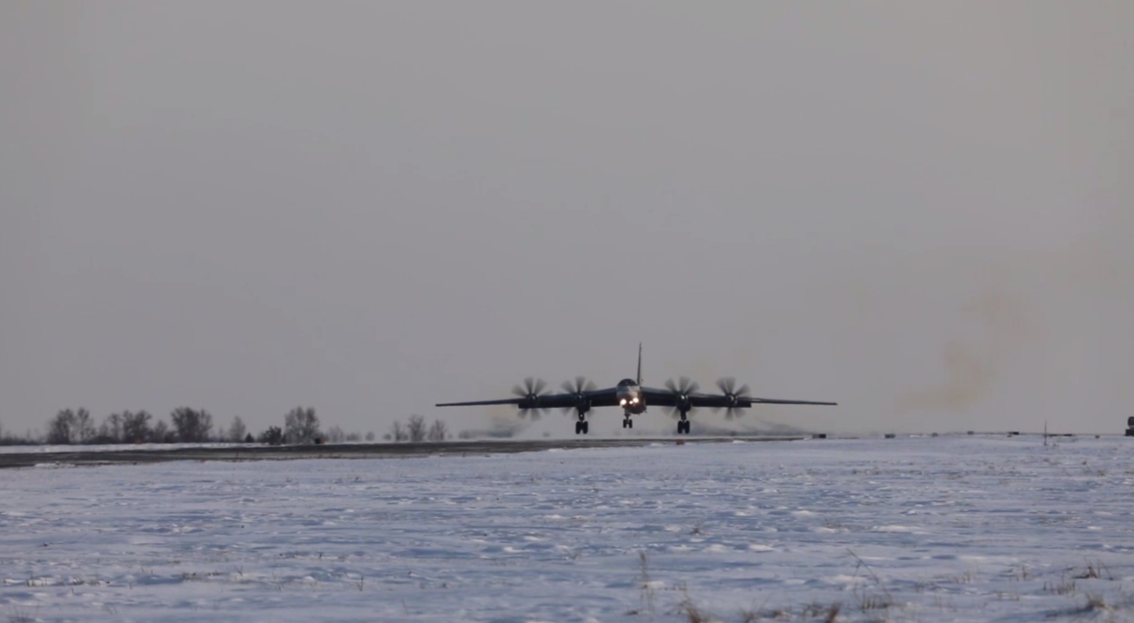 Два российских ракетоносца Ту-95МС совершили семичасовой полёт над водами Японского моря