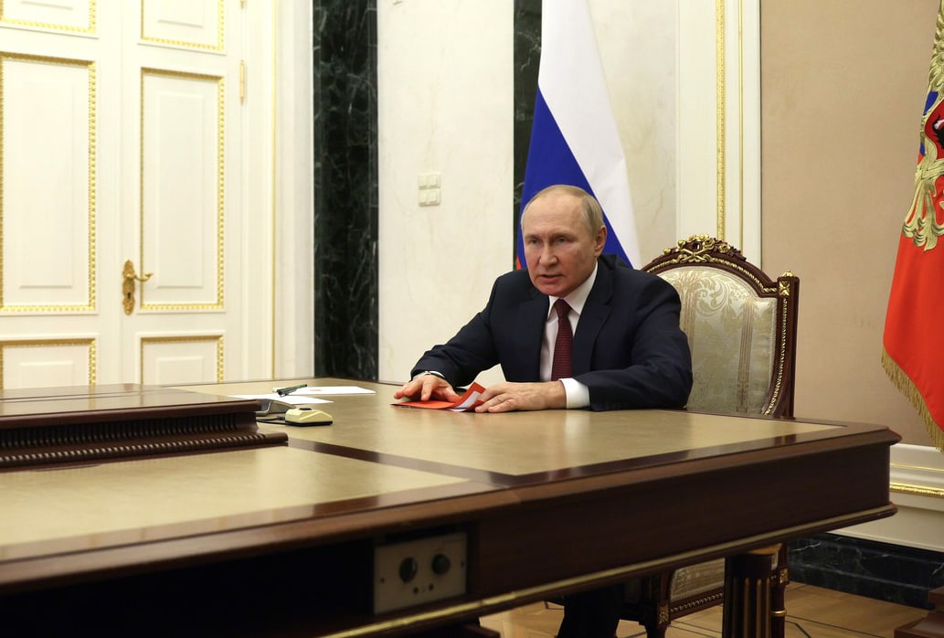 Путин поручил продолжить вакцинацию россиян от гриппа и ковида