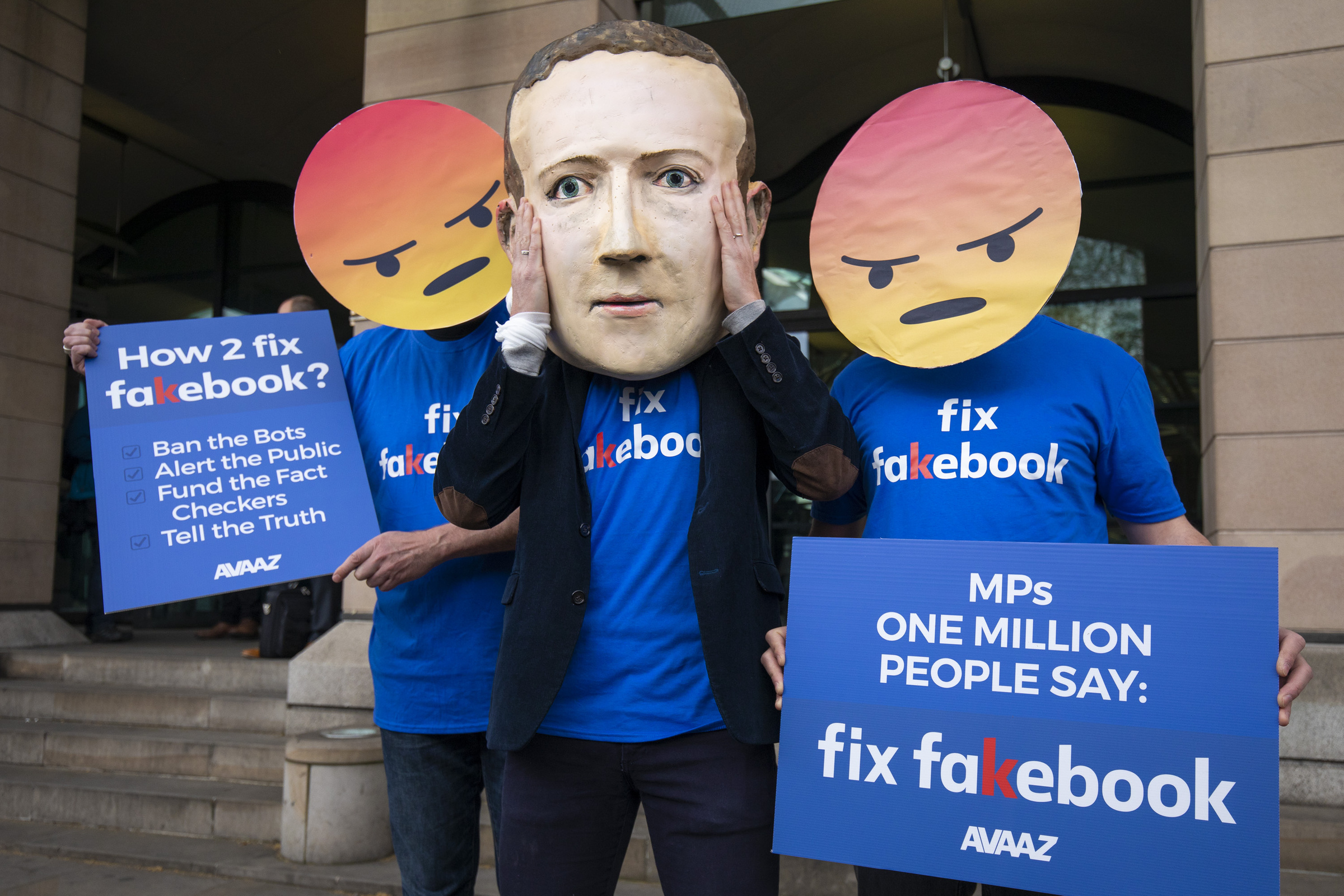 Акция движения Avaaz 'Fix Facebook' в связи с утечкой персональных данных пользователей соцсети в Лондоне. Фото © ТАСС / Zuma / Rob Pinney