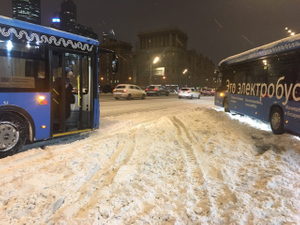 Выпавший в столице снег мешает движению транспорта. Фото © VK / Татьяна Дубровина